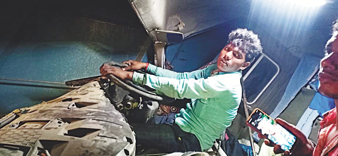 Two trucks collide in Halduchod, four injured