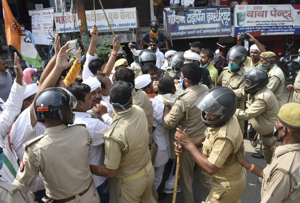 Congress leaders protest with demanding suspended Hathras DM in gorakhpur