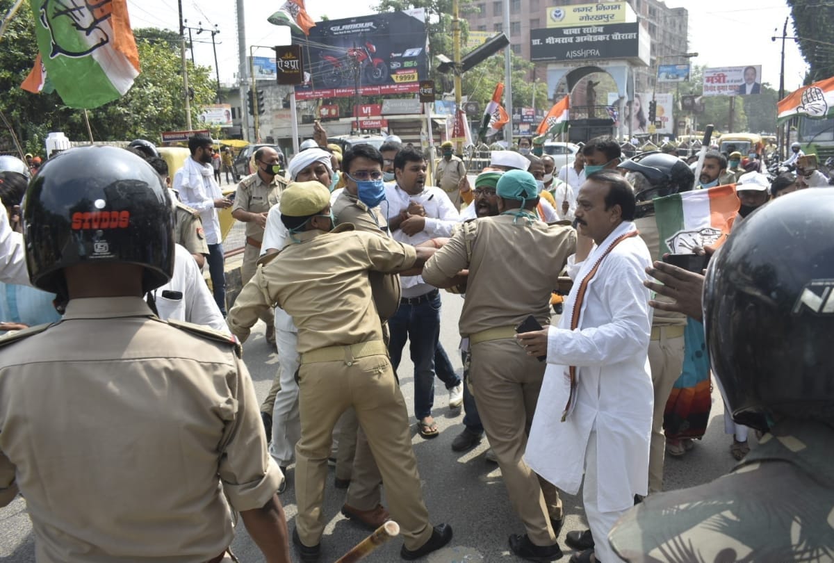 Congress leaders protest with demanding suspended Hathras DM in gorakhpur