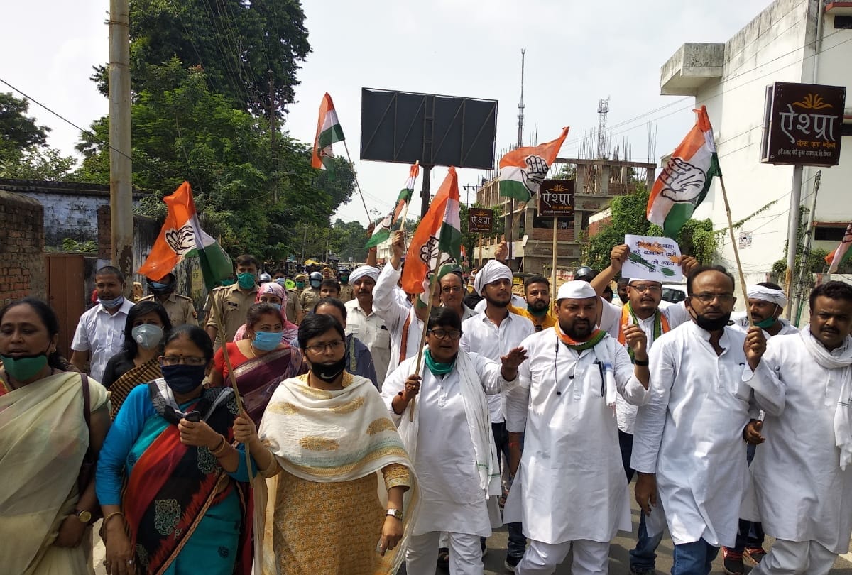 Congress leaders protest with demanding suspended Hathras DM in gorakhpur