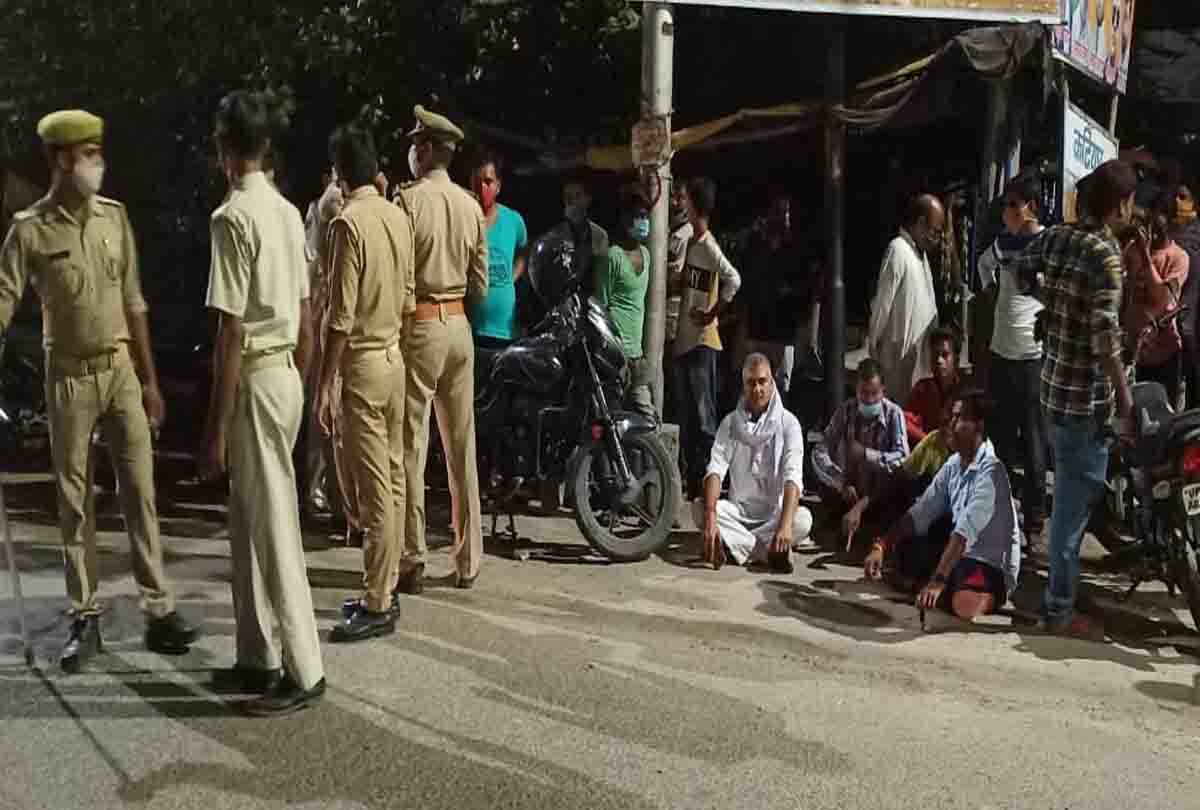 Congress district president lay in front of the inspector's bike