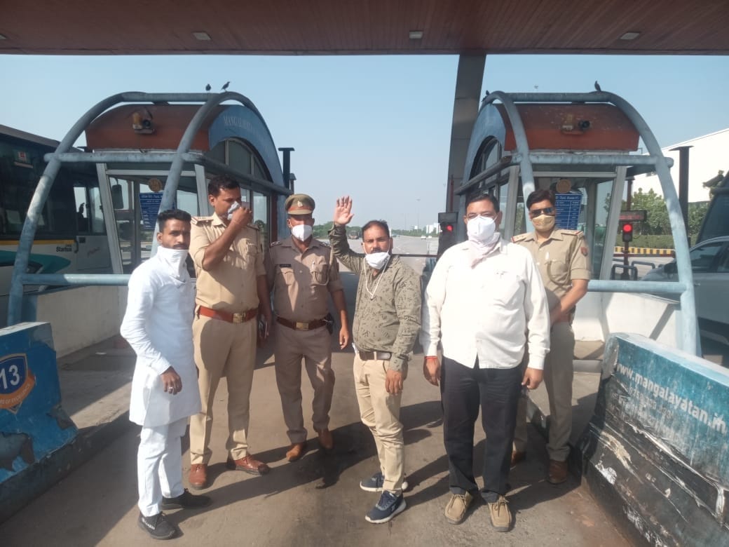 lathicharge on congress leader at DND toll plaza