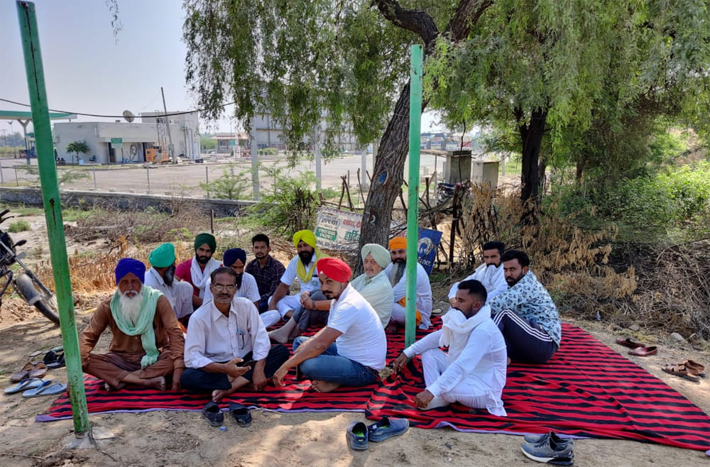 Farmers protest outside petrol pump in Abohar