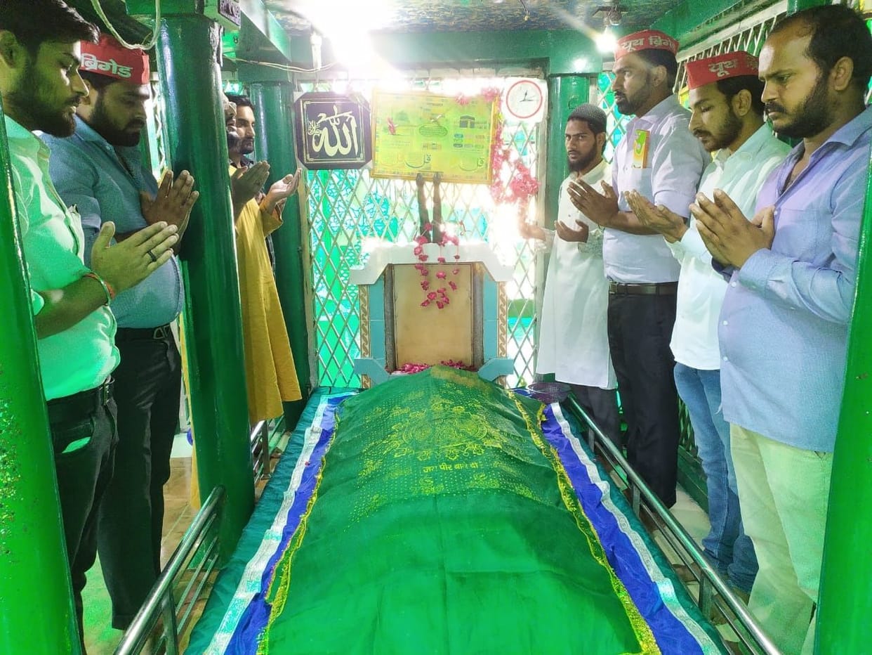 to recover yogi adityanath mental condition, sp worker pray at Dargah