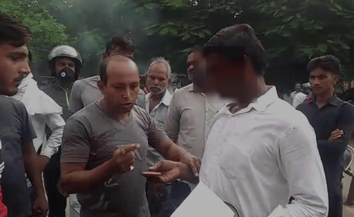 People caught student stealing mobile came to civil service examination apologized after touching his feet in varanasi