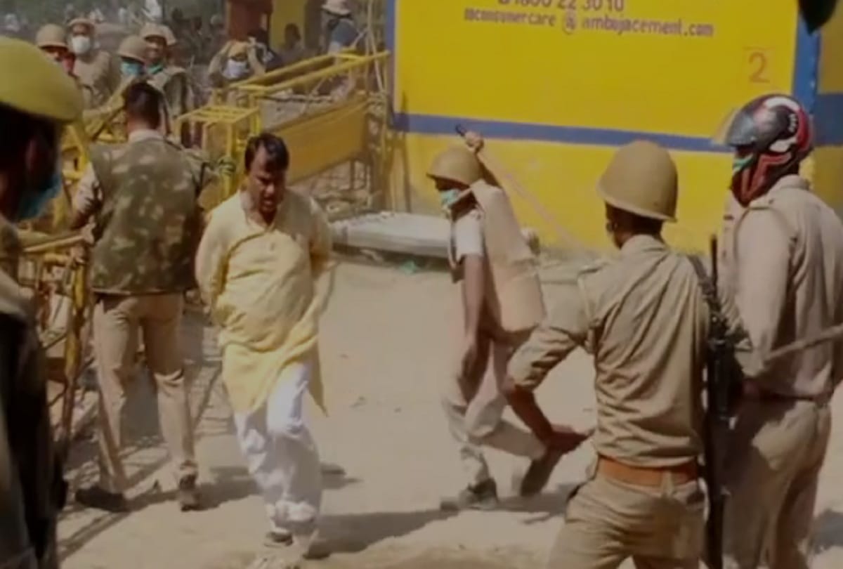 Police lathi charged on SP RLD workers while they are trying enter in Hathras victim village