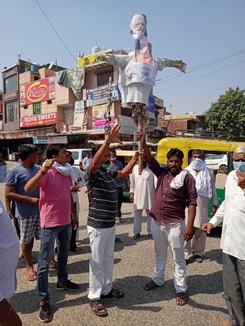 Wrecked effigies of UP and Central governments, demand to punish the culprits of Hathras incident.