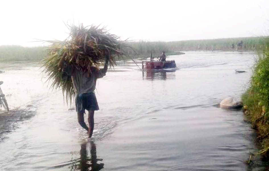 people are struggling from water flow of sharda river on road