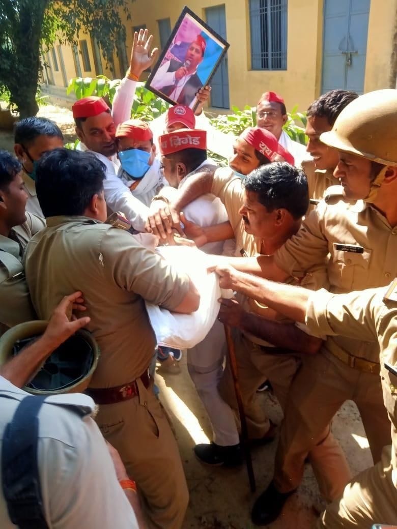 police and sp youth brigade fiercely over CM effigy burning