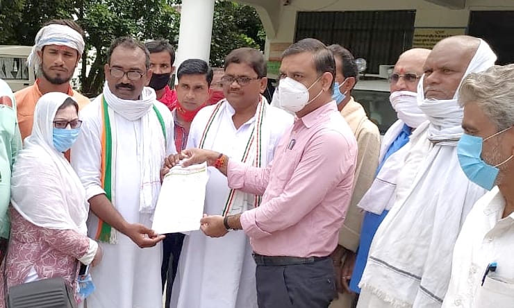 Congress protest against the government at the collectorate