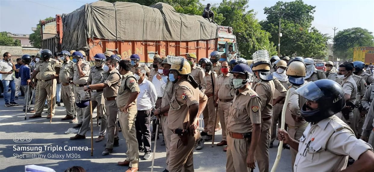 police and Samajvadi leader fiercely, scuffle adn rage