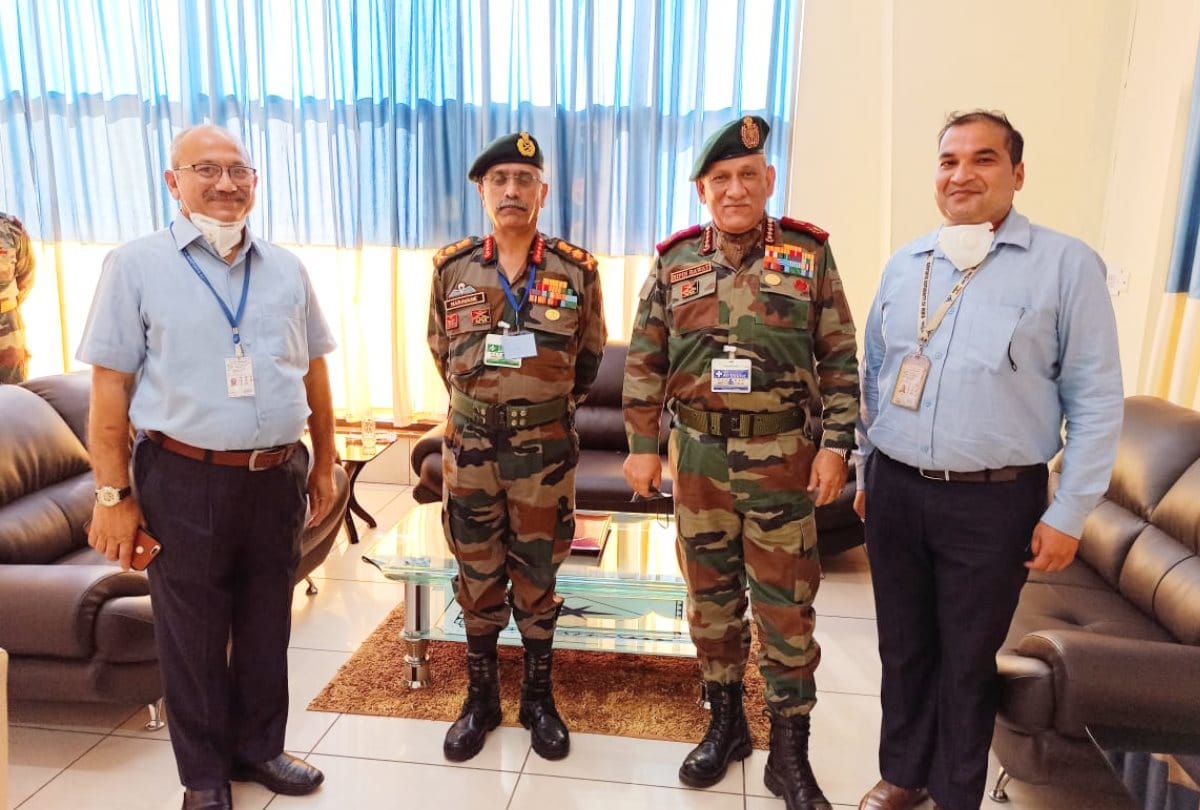 chief of defence staff general bipin rawat and army chief manoj mukund naravane lunch at bhuntar airport