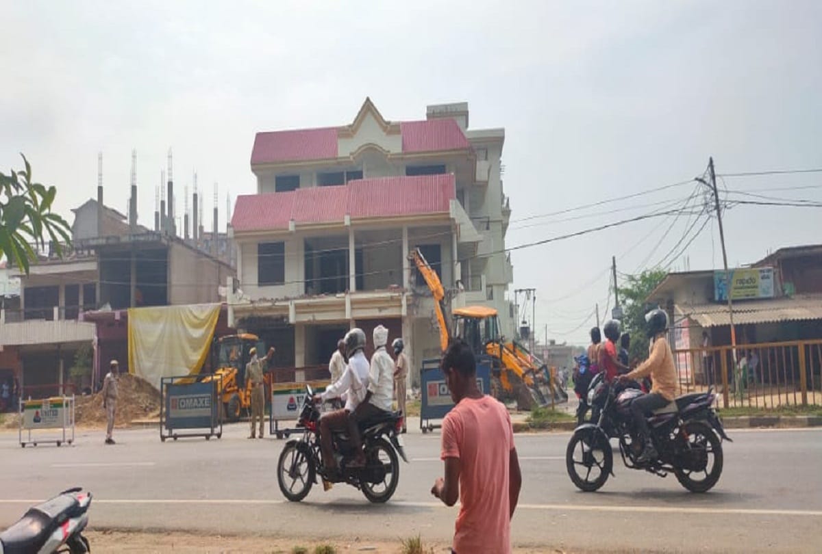 Bulldozers run to Dilip Mishra in Prayagraj by Prayagraj Vikas pradhikaran