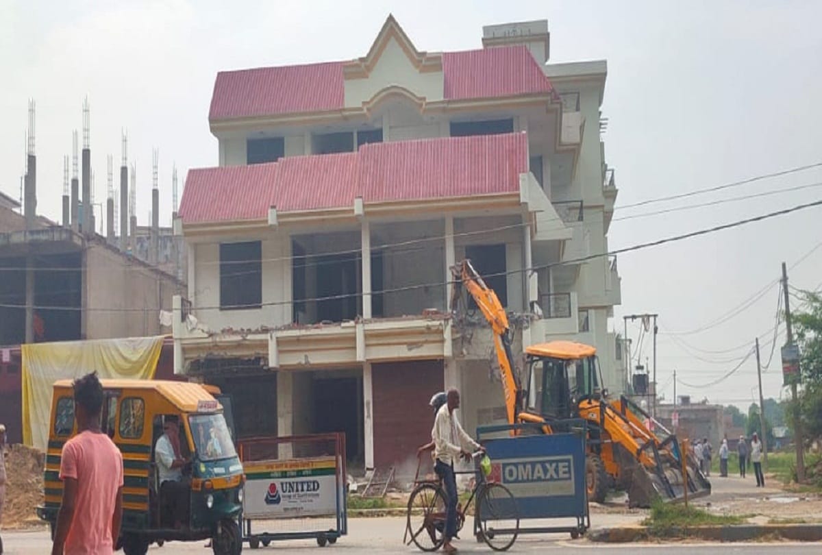 Three-storey lodge of former block chief Dilip Mishra could not be demolished on second day also