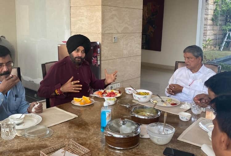 Harish Rawat reached at Navjot Singh Sidhu residence in Amritsar