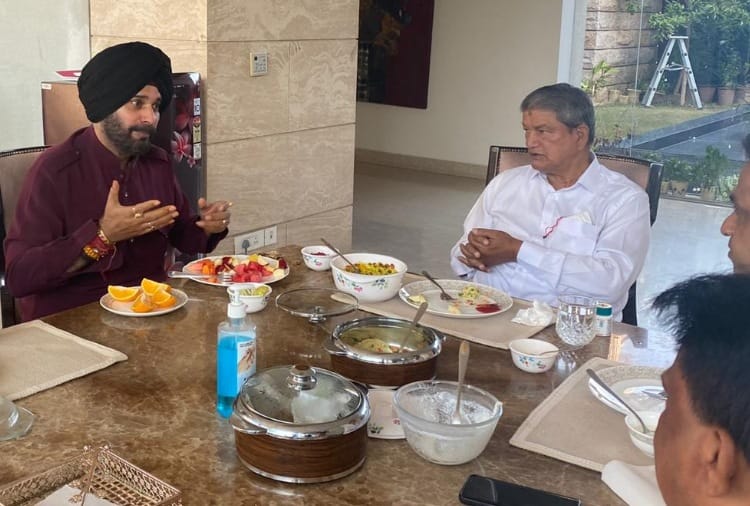 Harish Rawat reached at Navjot Singh Sidhu residence in Amritsar