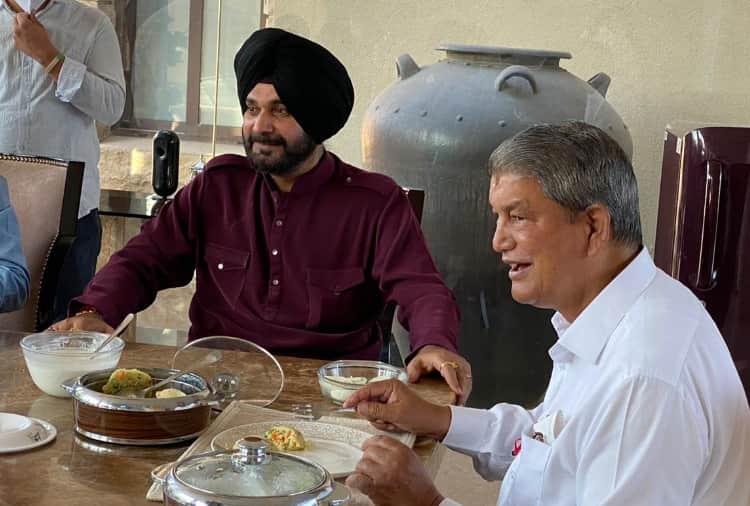 Harish Rawat reached at Navjot Singh Sidhu residence in Amritsar