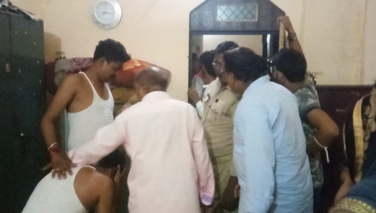 saraaph ke ghar se 12 laakh ke jevaraat choree