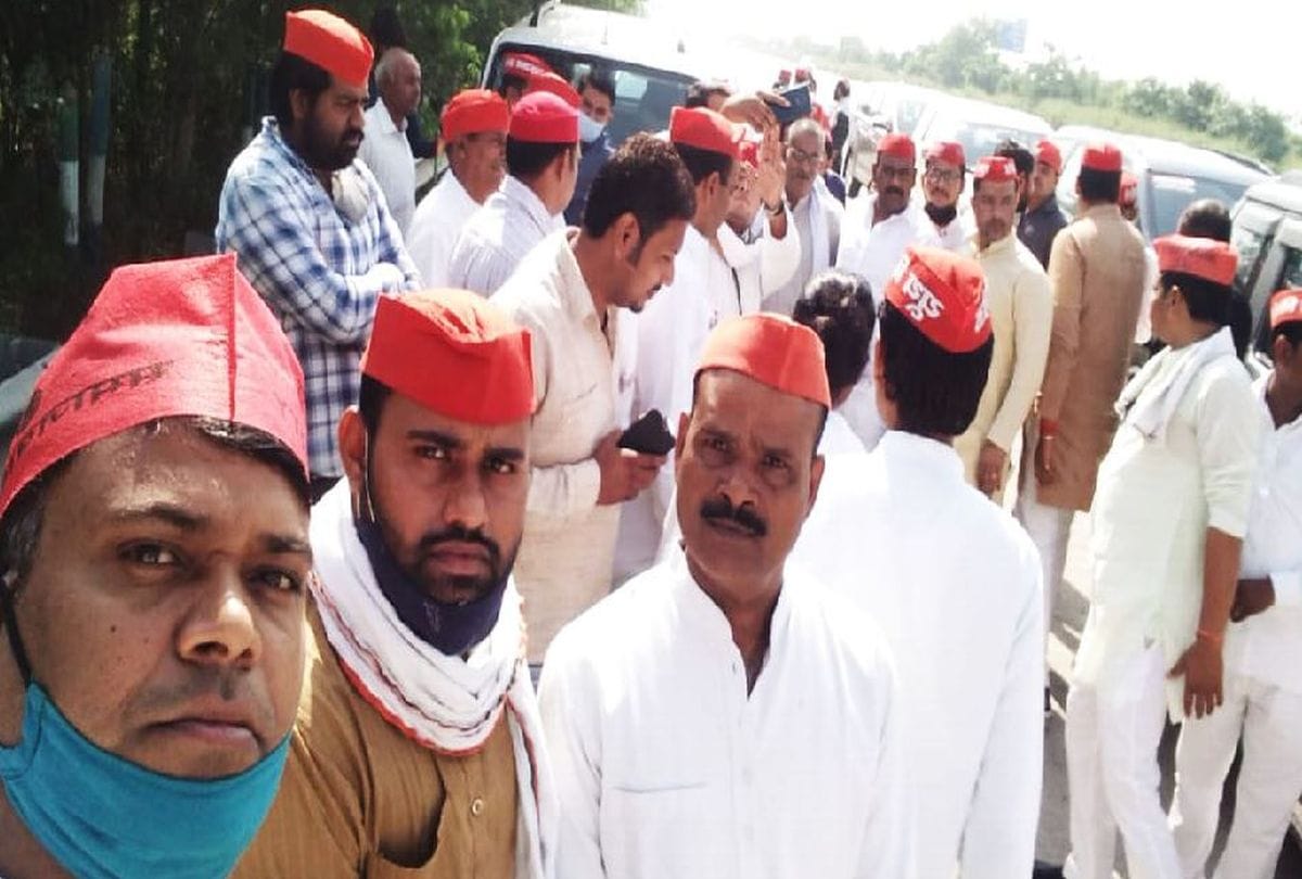 Hathras Case: Samajwadi Party Workers Reach Victim Family Home