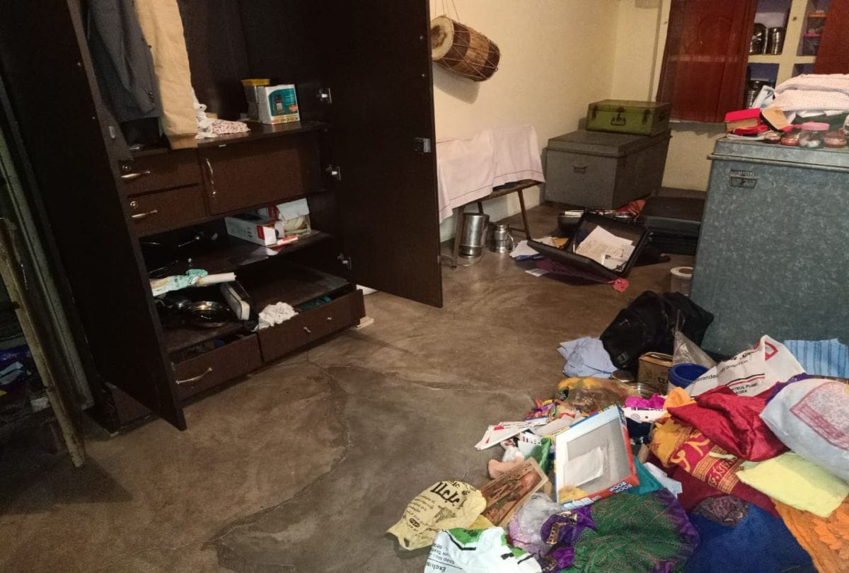 Cash and jewelry stolen from COD personnel's house in agra