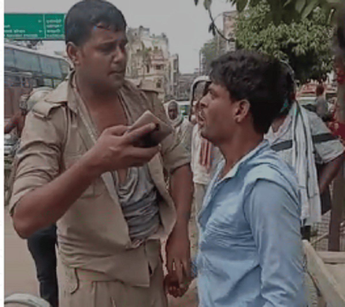 Man tore uniform of constable with fight in varanasi