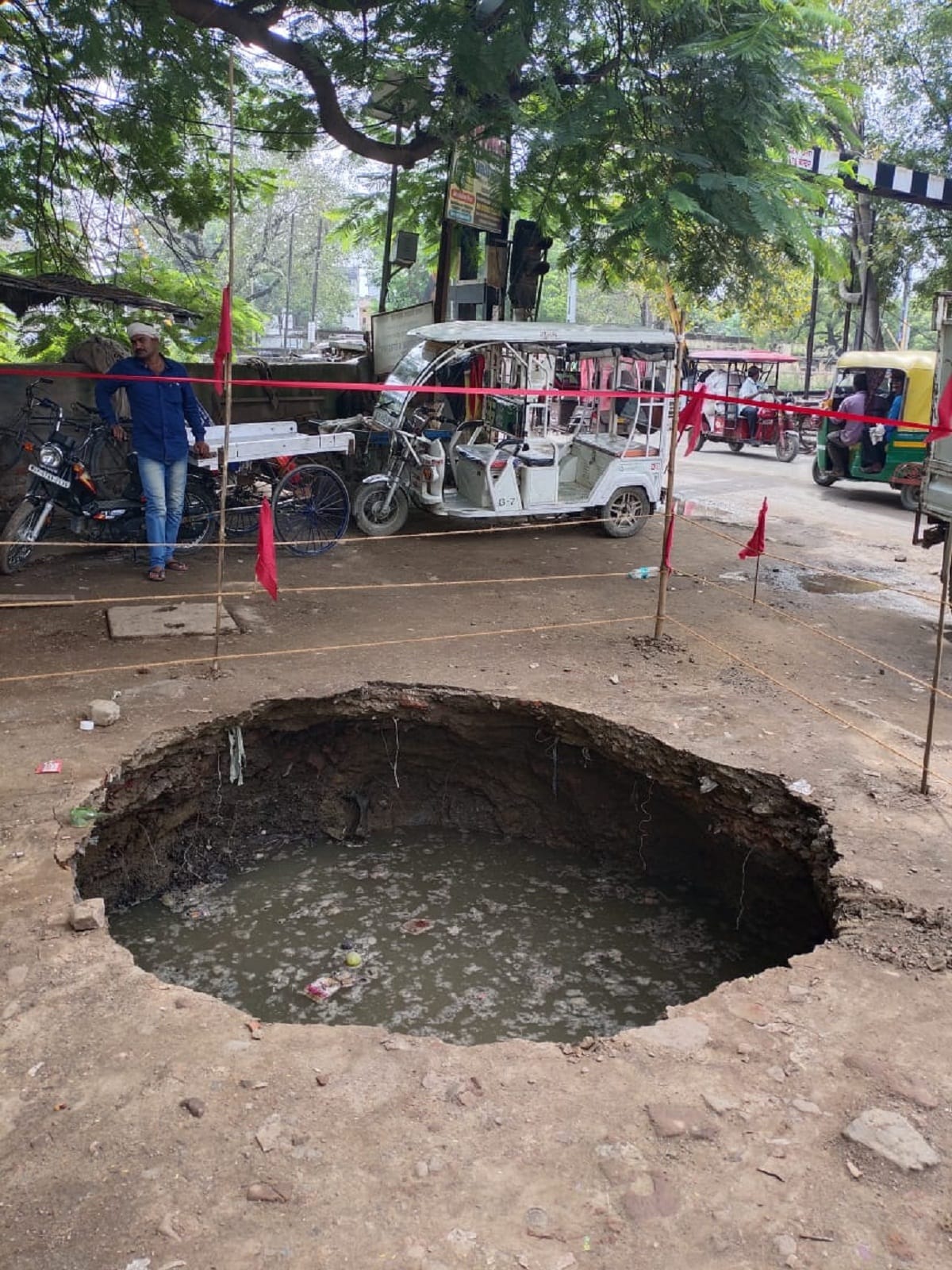 25 feet deep pit due to road sinking near Hanuman gate railway crossing in varanasi