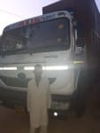 पुलिस की गिरफ्त में आरोपी रज्जाक व कंटेनर।