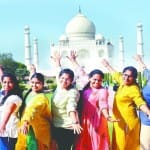 ताजमहल पर आए सैलानी फोटो खिंचाते हुए