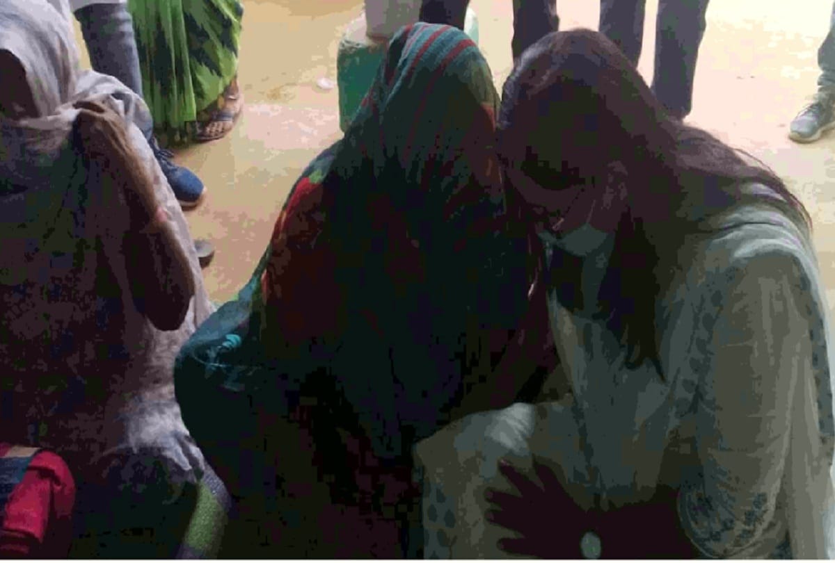 NNirbhaya's lawyer Seema Kushwaha reached village and meet family members of victim