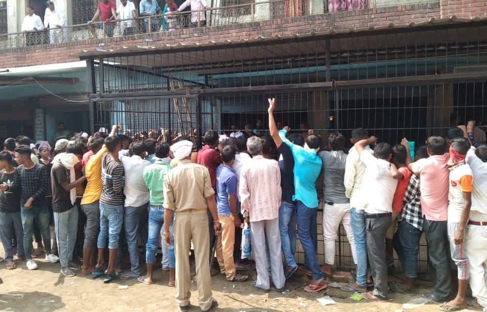 Line to start making Aadhaar card from four in the morning
