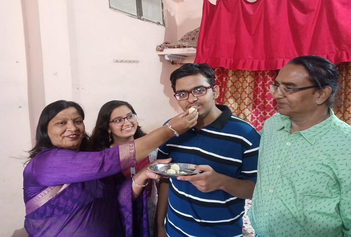 JEE Advanced Jhansi boy aditya scored 24th rank with 308 marks