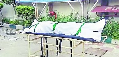 The dead body of an infected deceased lay outside the hospital for hours