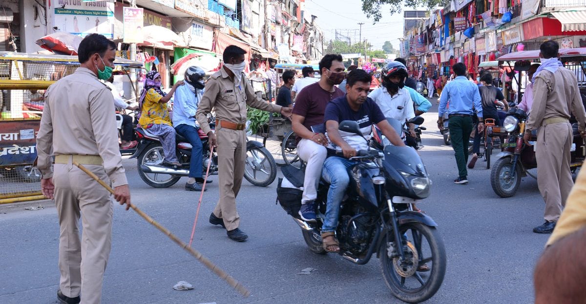 Police cut challan in mask checking campaign
