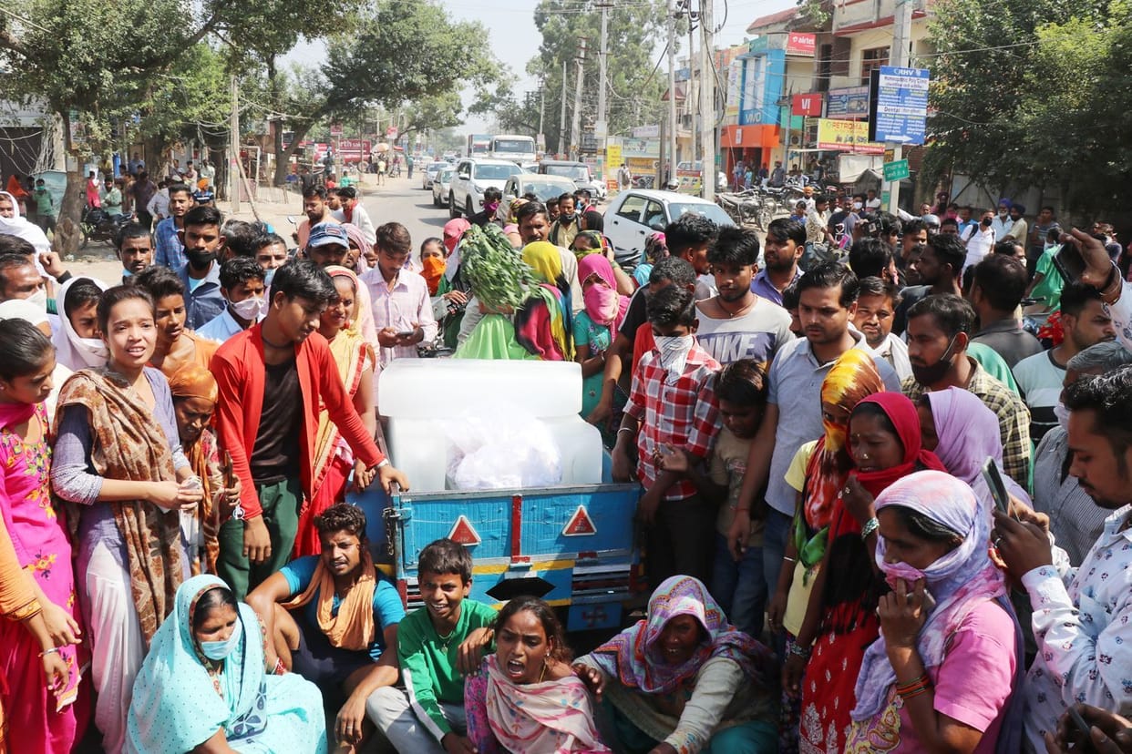 Road jammed by keeping woman's body on it,  Jam put on the woman's body on the road, three accused of murder arrested