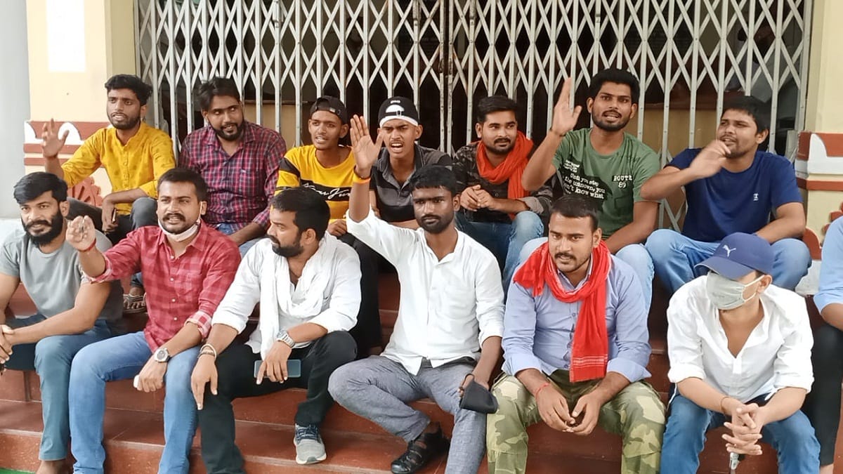 BHU student protest against of  privatization of pathology in the hospital