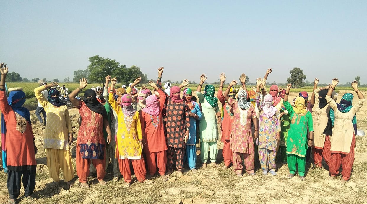 MNREGA workers raised slogans against district administration, memorandum submitted to ADC