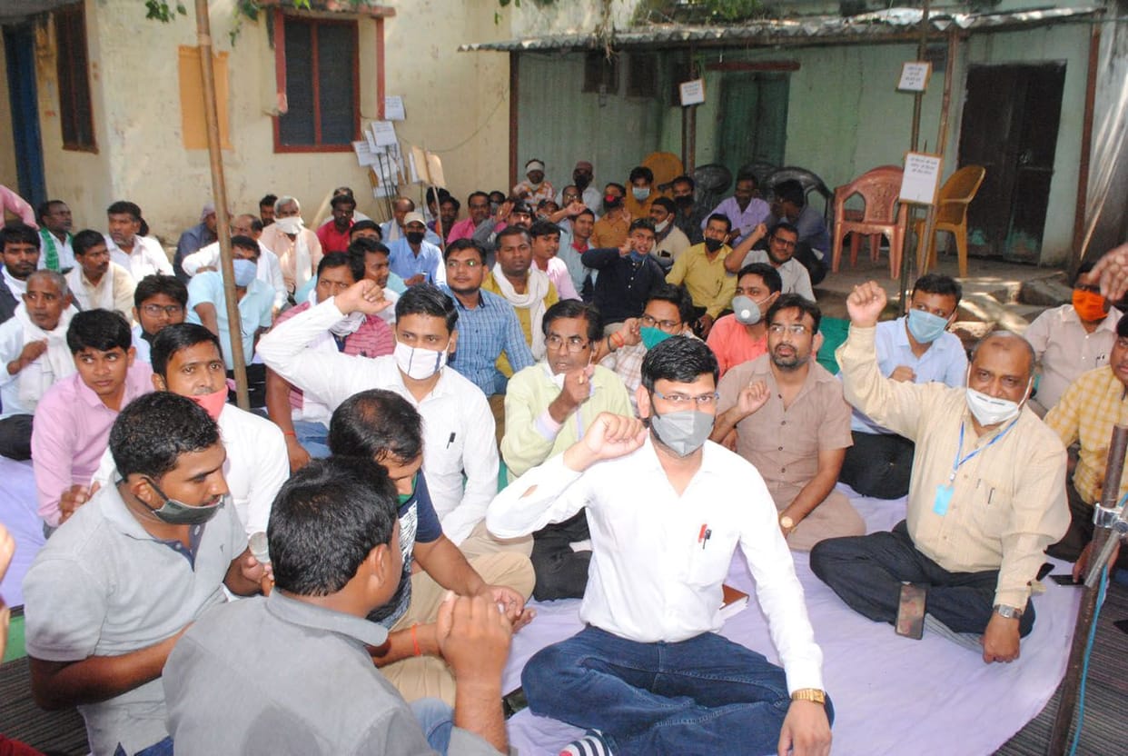 Electricity workers on strike to protest privatization