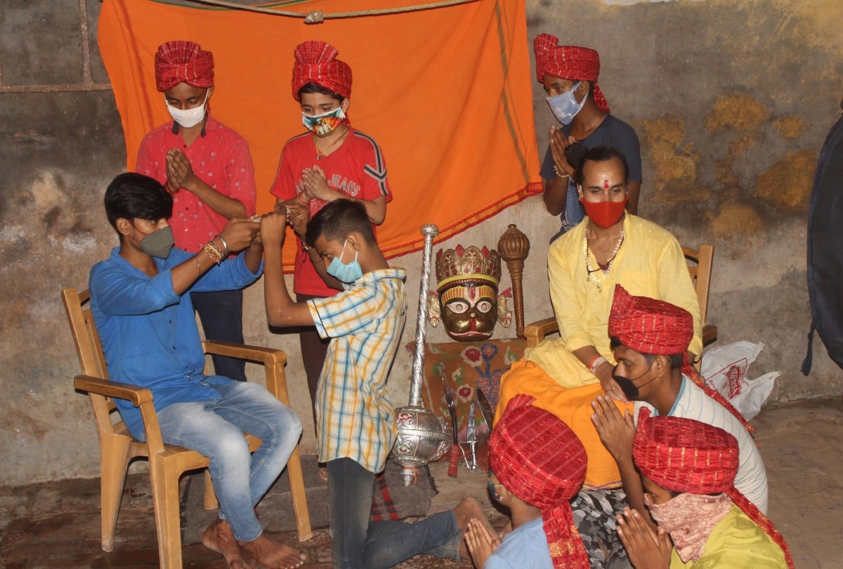 Now masks instead of makeup on Ram-Ravana's face in ramleela