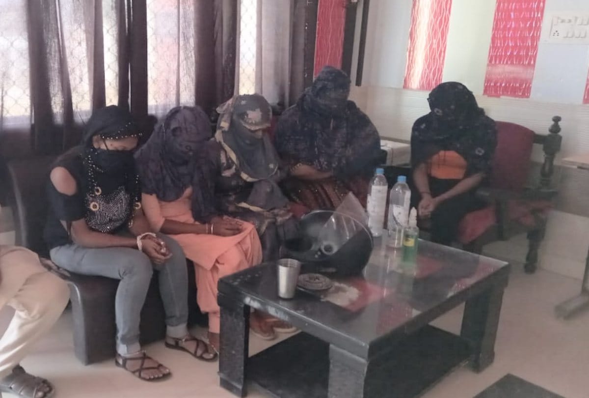 Prostitution case in hotel busted, operator arrested, five girl rescued