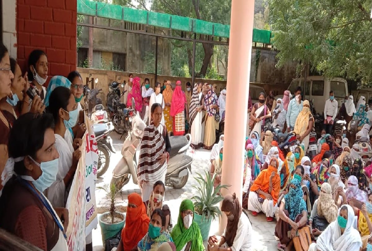 asha workers protest for salary in agra