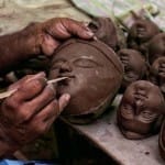 मां दुर्गा की मूर्ति बनाते मूर्तिकार