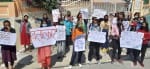 हाथरस में हुई घटना के विरोध में कल्क्ट्रेट में छात्राओं ने सरकार के खिलाफ प्रदर्शन किया।
