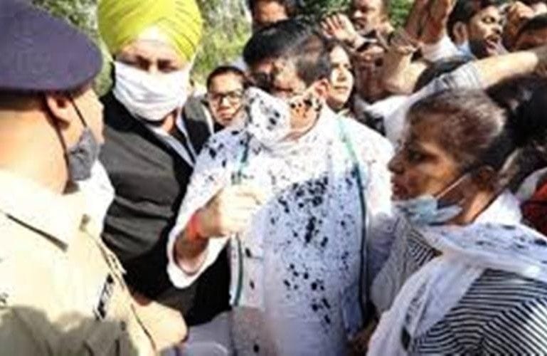 Hathras: Ink thrown at the mouth of AAP MP Sanjay Singh, fiercely furious