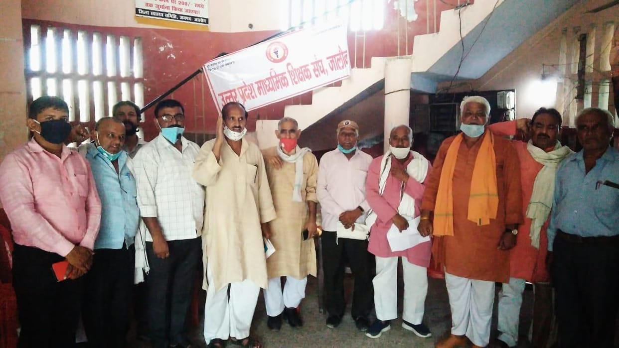 samasyaon ko lekar garaje shikshak, bemiyaadee dharana shuroo