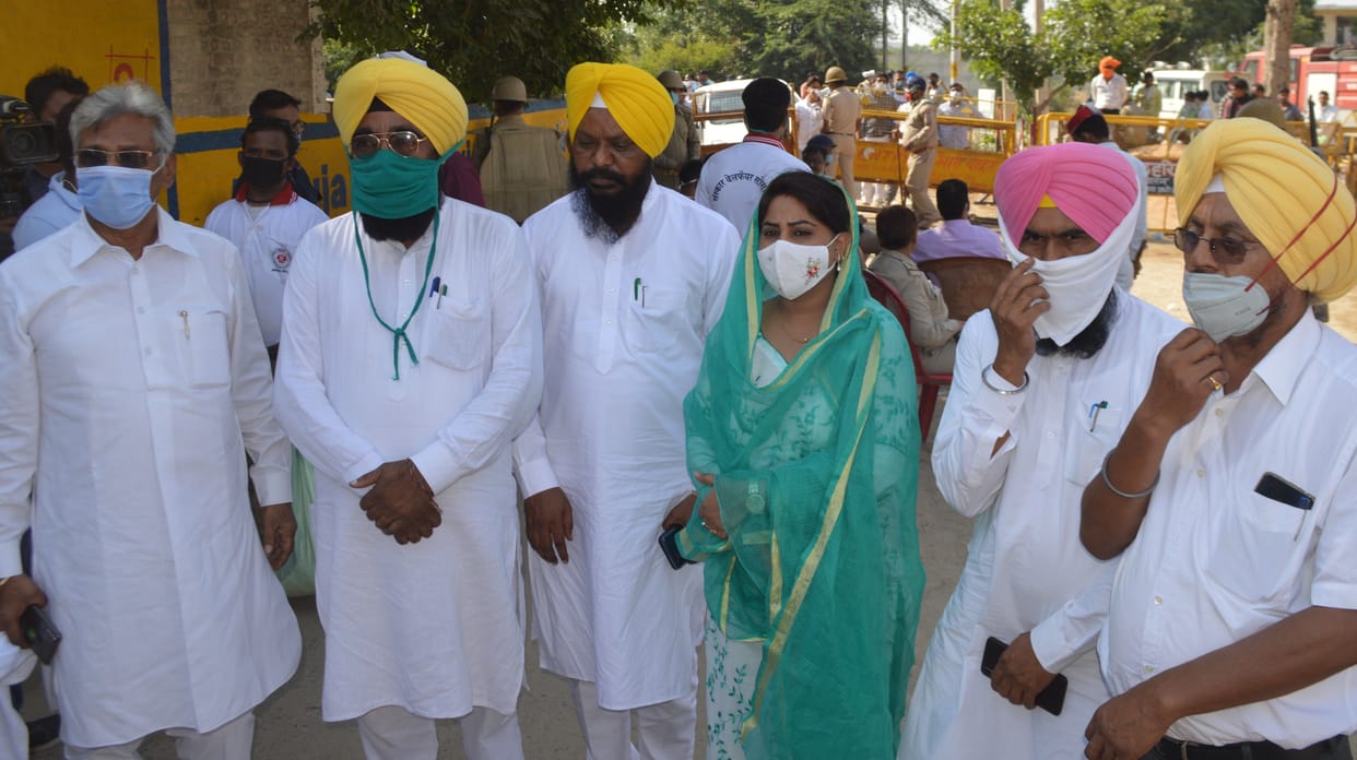 Hathras: The influx of politicians to meet the family of the daughter