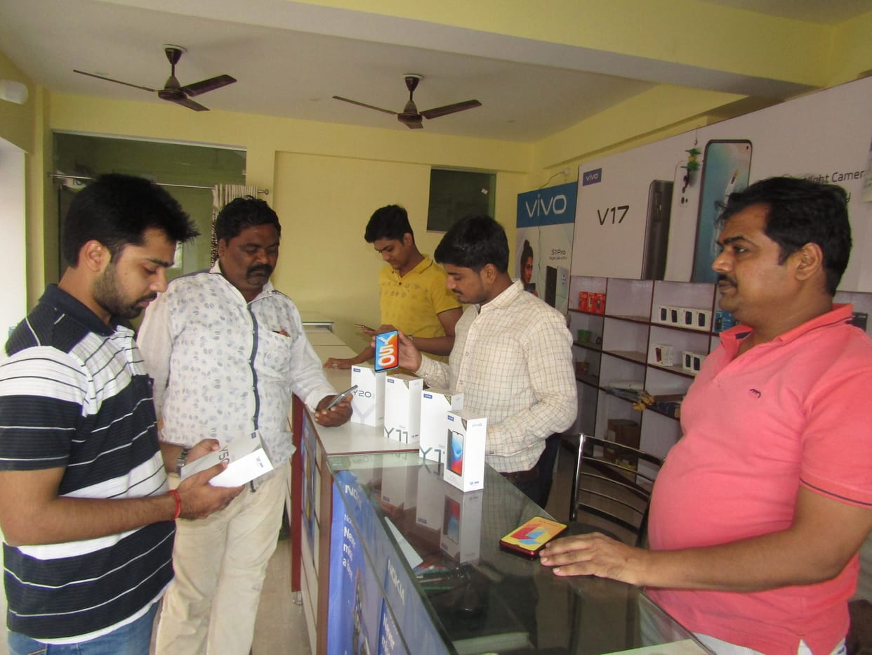 Expecting betterment in mobile business, enthusiasm in traders