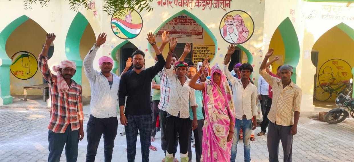 nagar panchaayat mein theke par lage 13 karmee hate, virodh jataaya