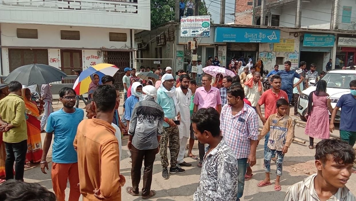 In Azamgarh, people came on the road for electricity, road jammed