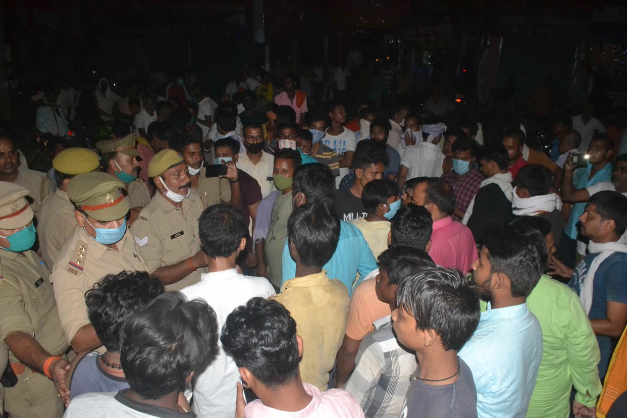electric supply not conduct, people blok road