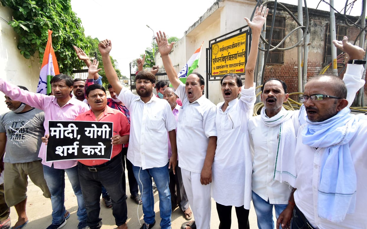 congress party workers demonstrated at chief electricity enginer office raising electricity cut off issue